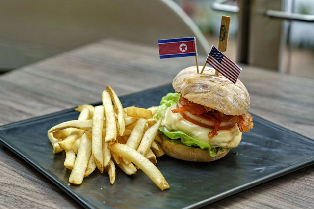 Món ăn mang biểu tượng Mỹ - Triều được bán tại Singgapore