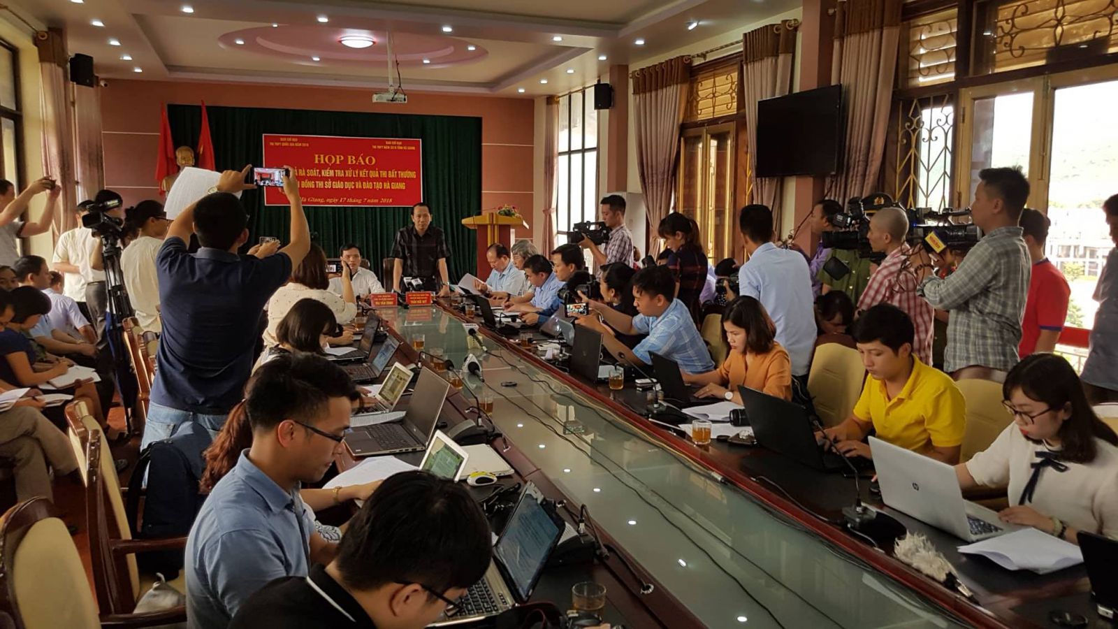 Buổi họp báo tại Hà Giang thông tin về tình hình gian lận thi cử (Ảnh: Danviet.vn)