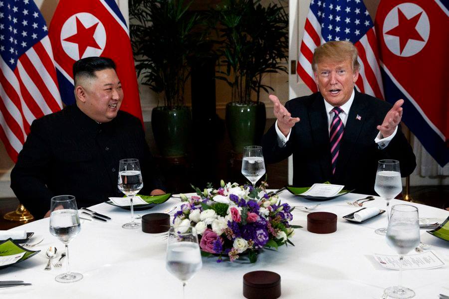 Hai nhà lãnh đạo tỏ thái độ vui vẻ bên bàn ăn tối