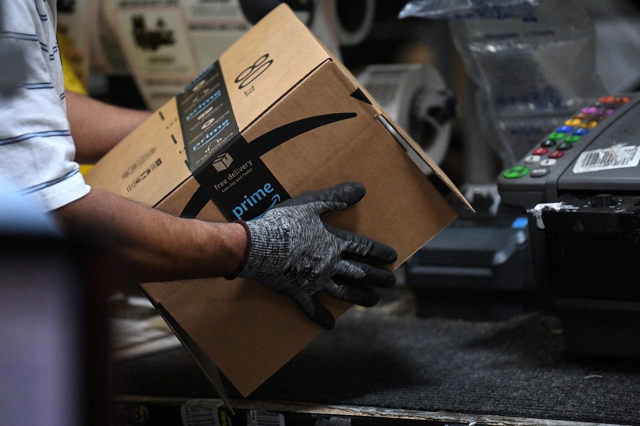 Một công nhân giao hàng của Amazon ở Baltimore, Maryland, US. Ảnh REUTERS.