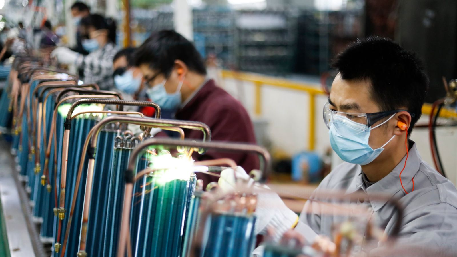 Công nhân lắp ráp máy điều hòa không khí tại một nhà máy ở Cửu Giang vào ngày 16/3. 