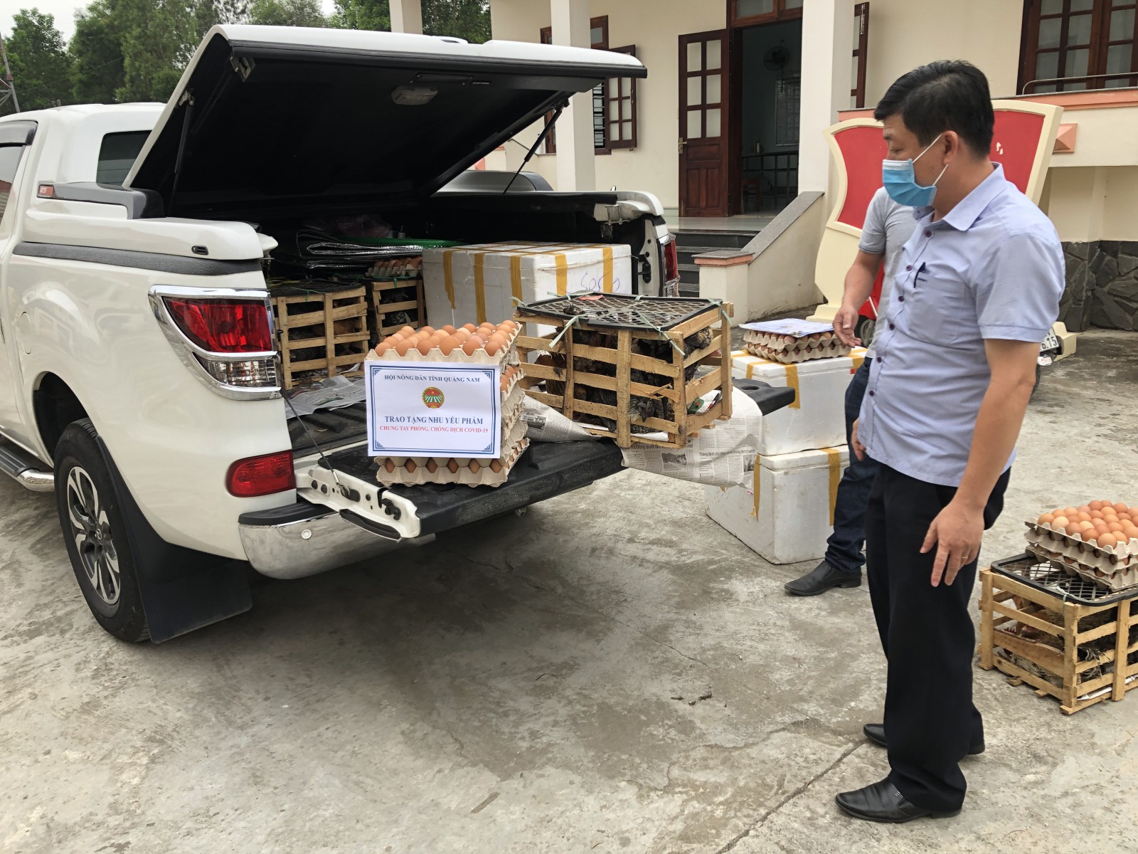 Chuyến xe chở thực phẩm cho bà con vùng cao Quảng Nam