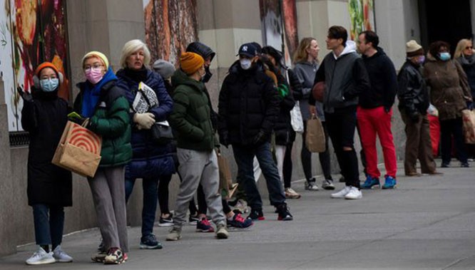 Dòng người xếp hàng nộp đơn xin trợ cấp thất nghiệp ở Mỹ (Ảnh: Reuters)
