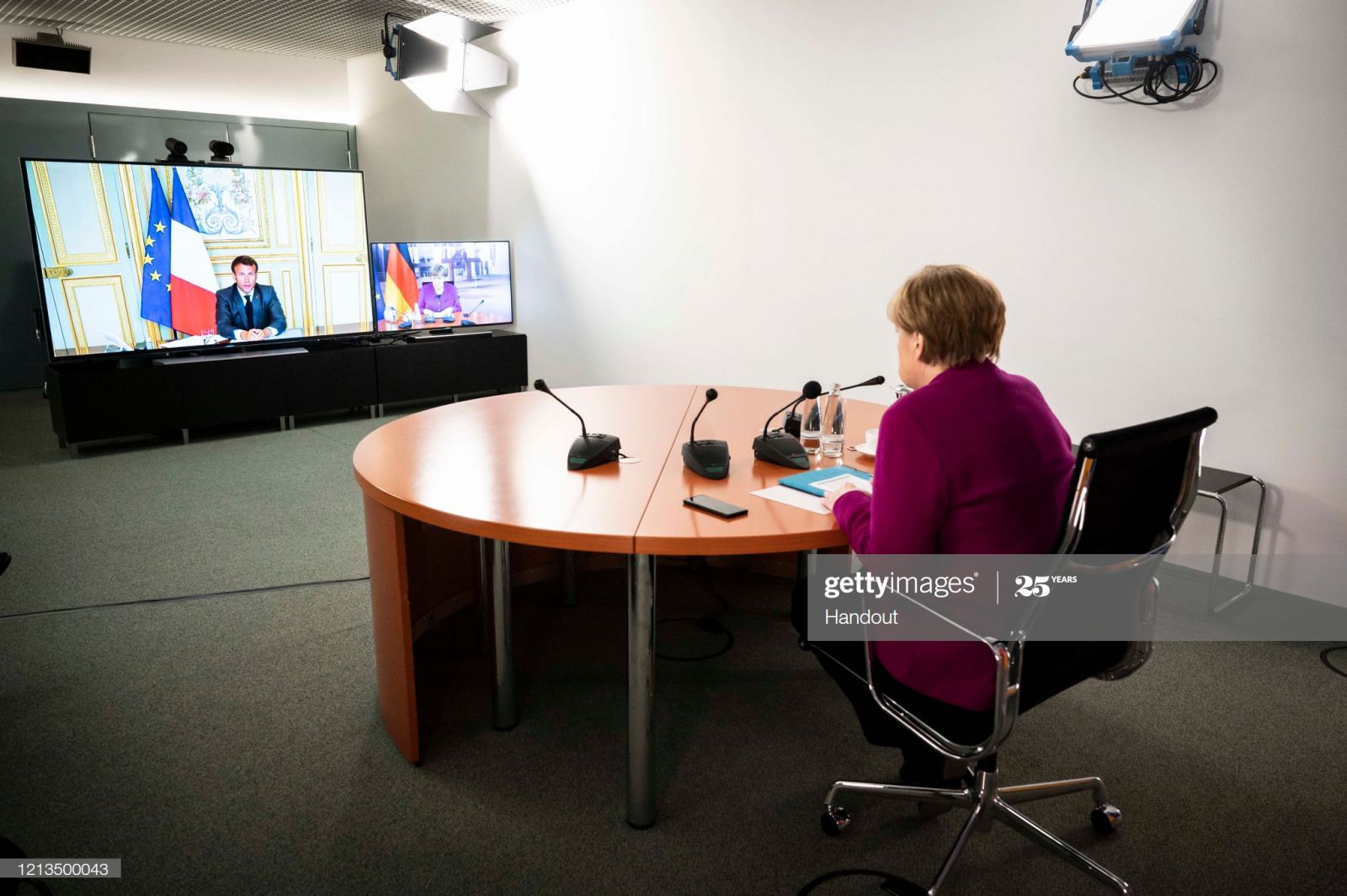 Thủ tướng Đức Angela Merkel trong một cuộc họp video với Tổng thống Pháp Emmanuel Macron tại Văn phòng Thủ tướng vào ngày 18/5/2020.
