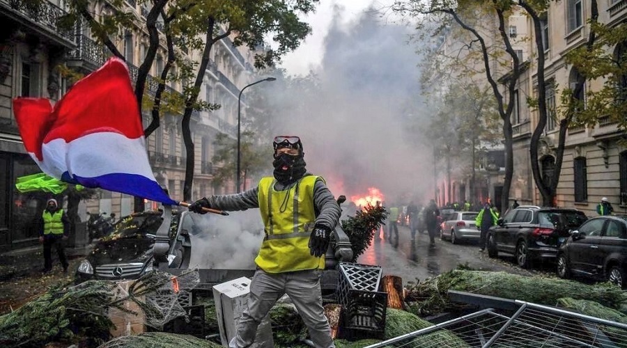 Phong trào áo vàng ở Pháp và những cuộc biểu tình là dấu hiệu khi mâu thuẫn giữa LLSX và QHSX không thể điều hòa