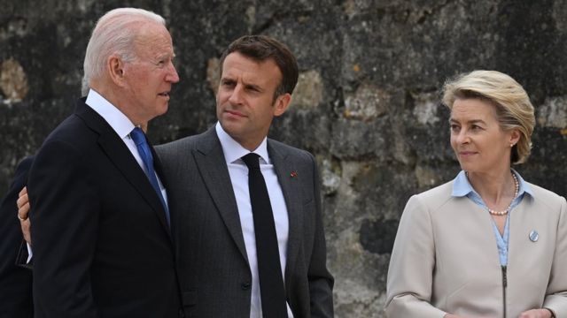 Tổng thống Mỹ và Tổng thống Pháp thân mật bên nhau