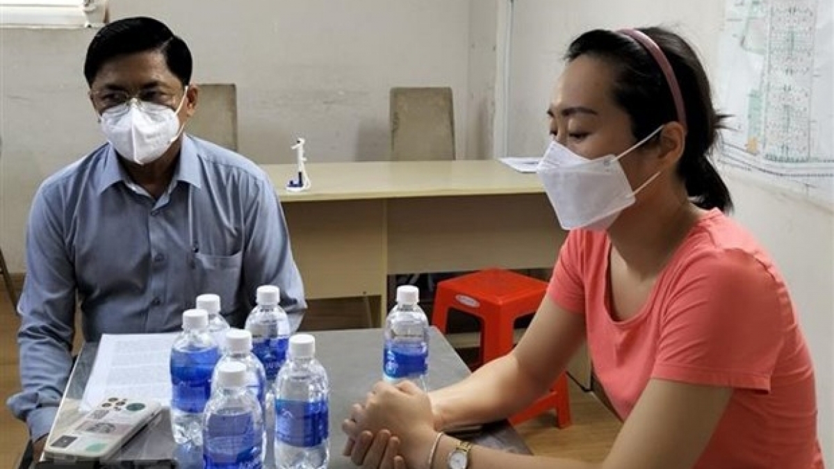 Lãnh đạo phường ở Thuận An đã đến nhà xin lỗi người bị cưỡng chế đi xét nghiệm (Ảnh: VOV)