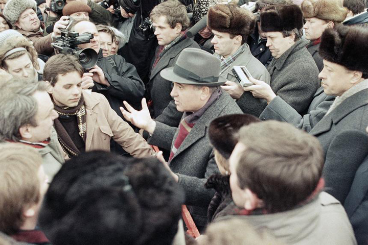 Tổng Bí thư Gorbachev thuyết phục người dân Litva thôi bạo động, nhưng bất thần