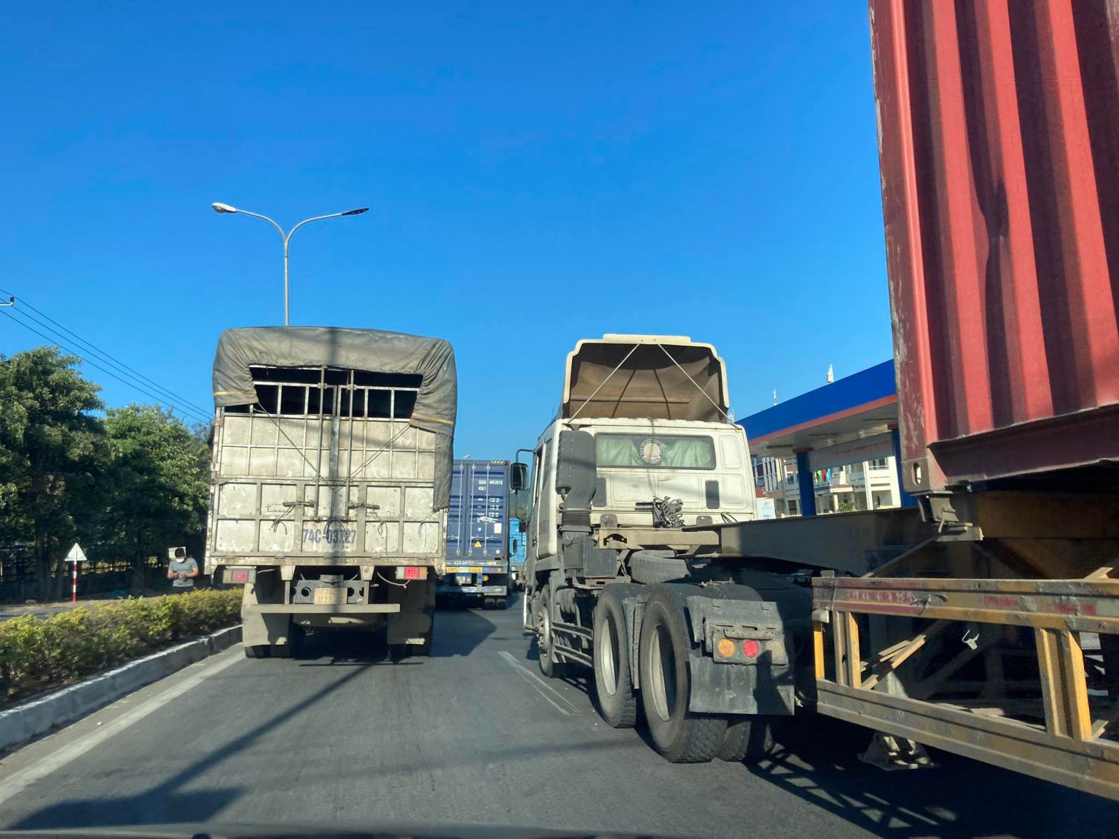 Đoàn xe tấp nập về cửa khẩu Lao Bảo - Quảng Trị