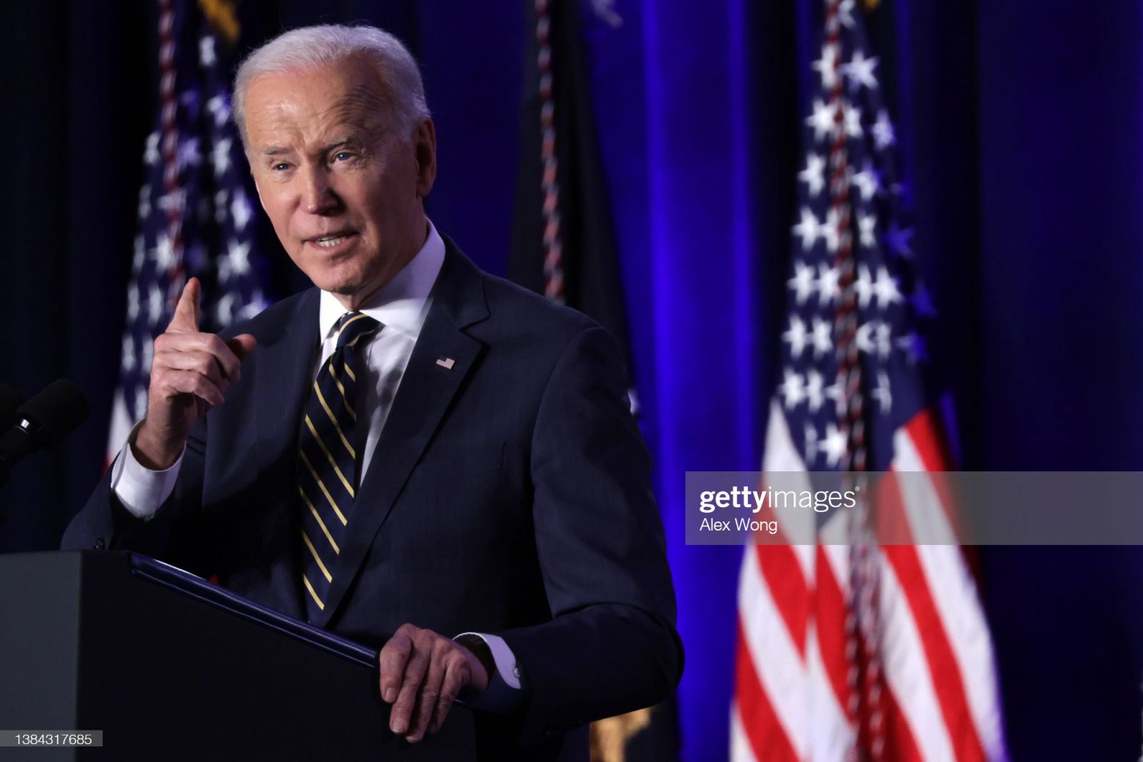 Ông Joe Biden đang đối diện với khó khăn khi cấm vận dầu thô từ Nga