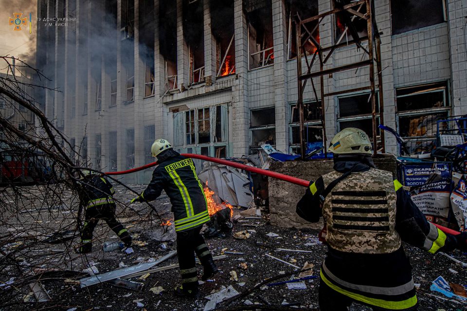 Quân Nga siết chặt vây hãm thủ đô Kiev (Ảnh: Reuters)