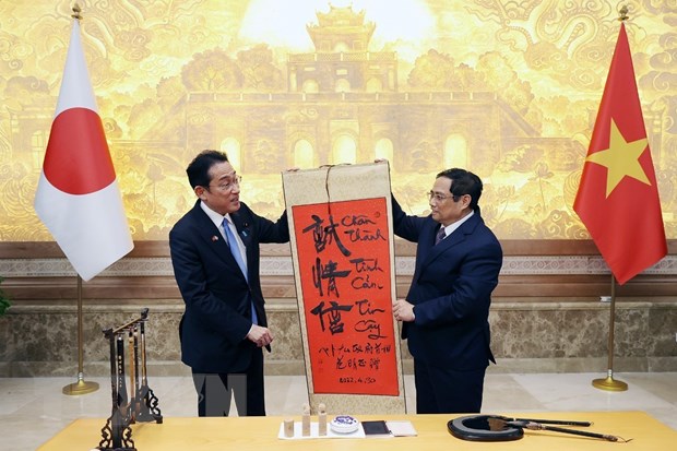 Thủ tướng Phạm Minh Chính tặng bức thư pháp cho Thủ tướng Nhật Bản Kishida Fumio