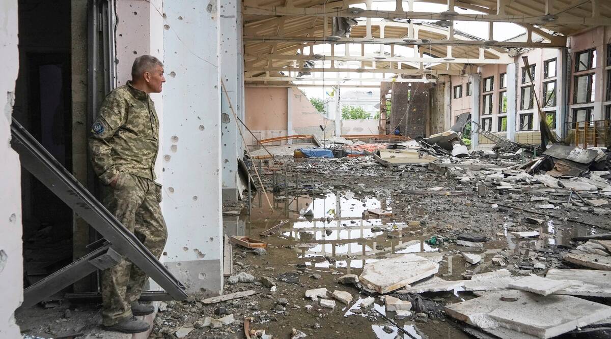Khung cảnh tiêu điều trong một nhà máy ở miền Đông Ukraine (Ảnh: Indian Express)