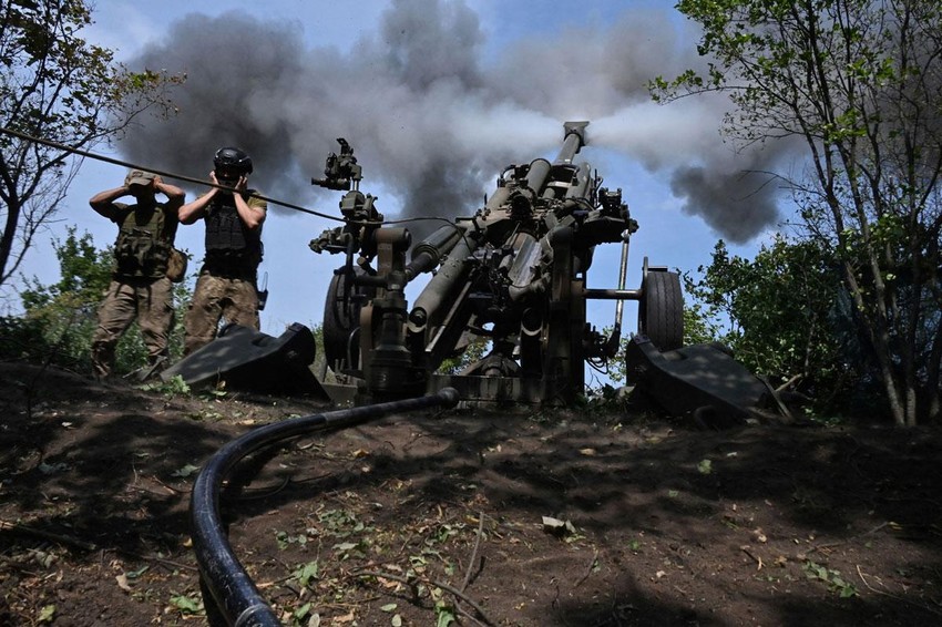 Lính Ukraine sử dụng lựu pháo M777 của Mỹ (Ảnh: AFP)