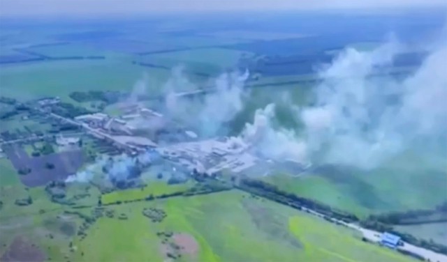 Khói lửa bốc lên ở Belgorod (Ảnh: cắt từ clip CNN)