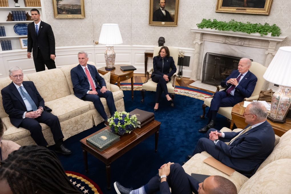 Tổng thống Joe Biden và các quan chức thảo luận về trần nợ công mới tại Nhà trắng (Ảnh: AFP)