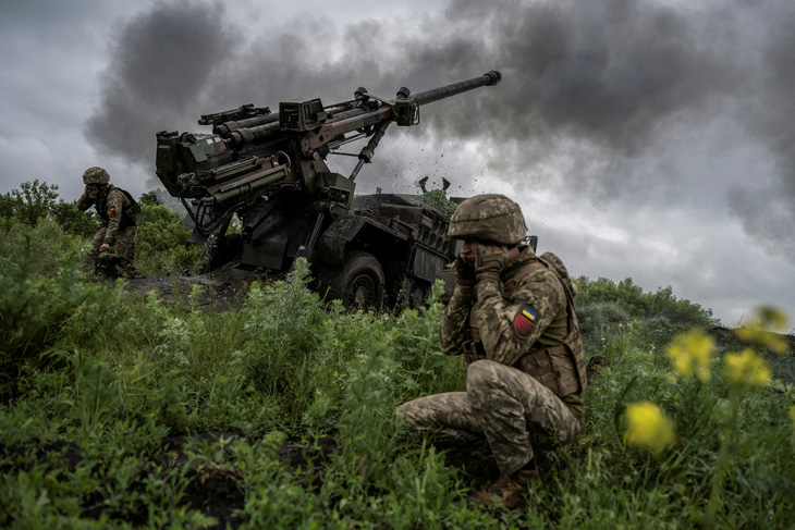 Binh sĩ Nga pháo kích vào Donbass ngày 31/5