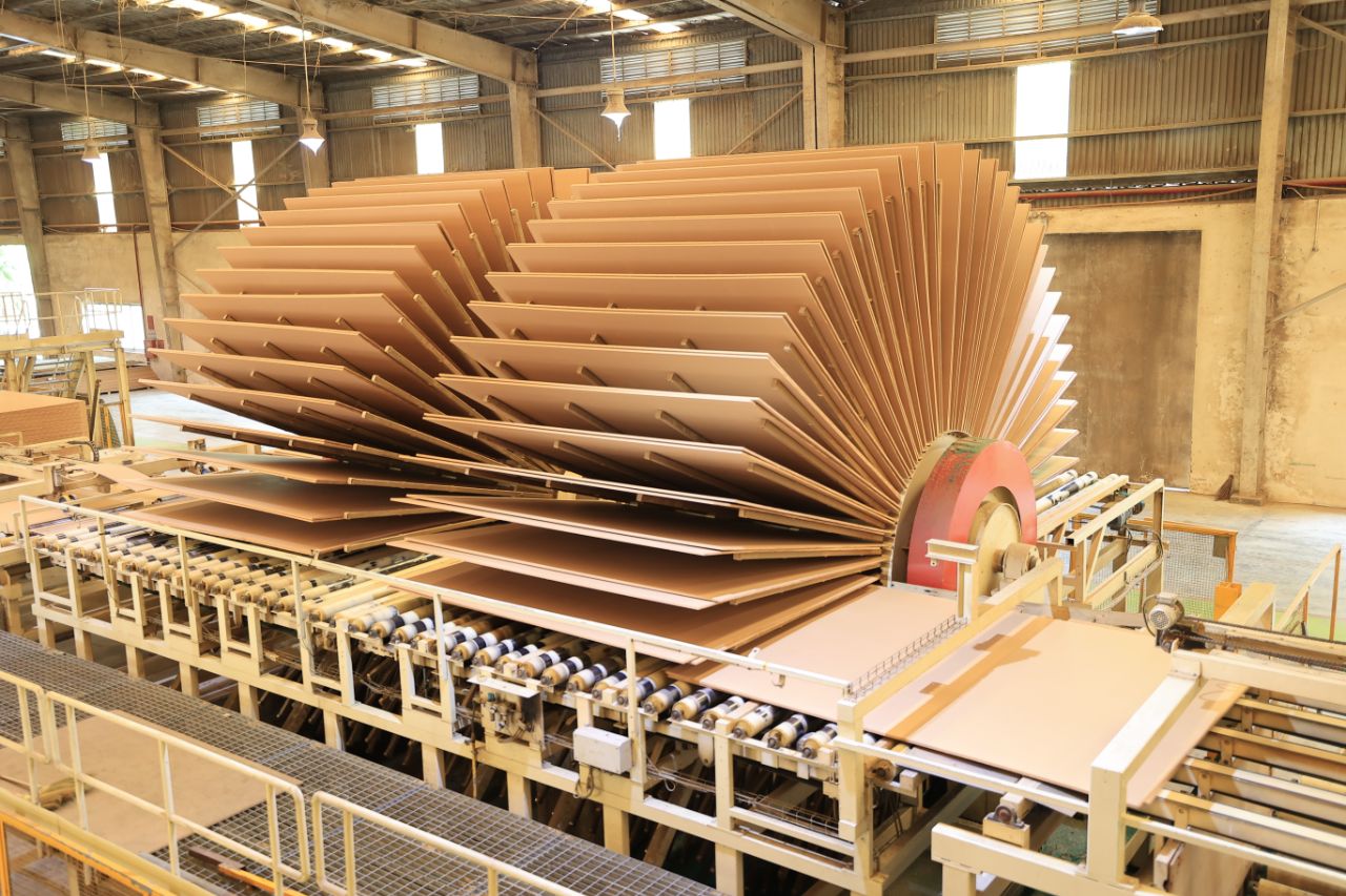 Dây chuyền sản xuất gỗ công nghiệp đạt chuẩn Mỹ tại nhà máy MDF Quảng Trị