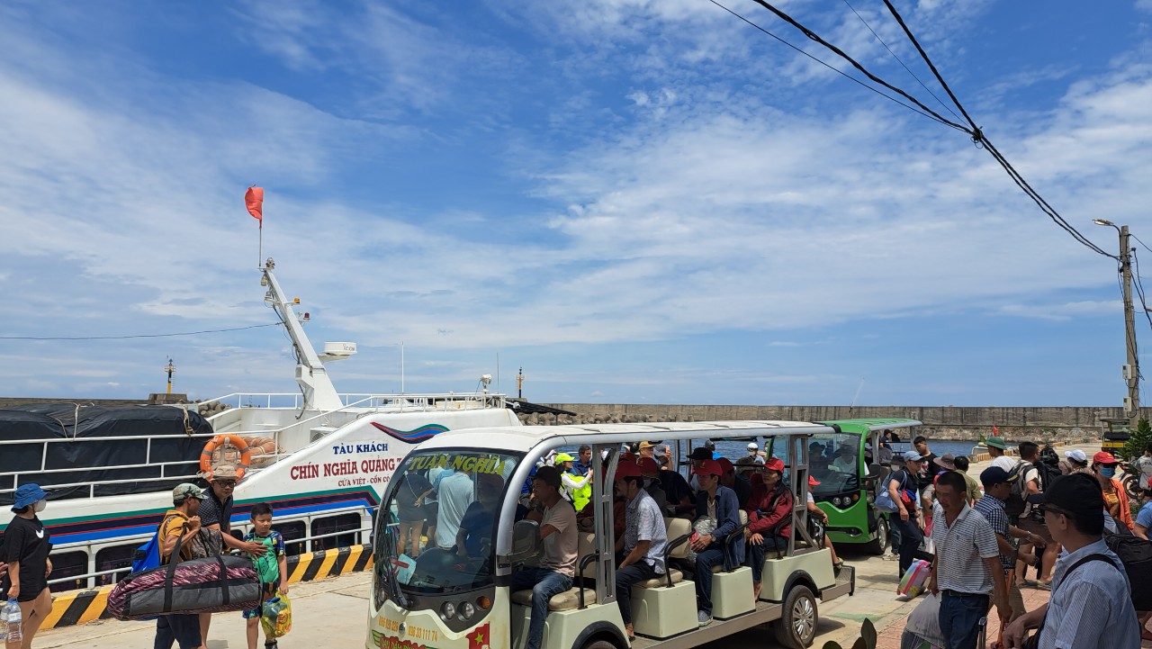 Tàu Chín Nghĩa trả khách tại bến cảng Cồn Cỏ (Ảnh: Công ty Chín Nghĩa Quảng Trị)
