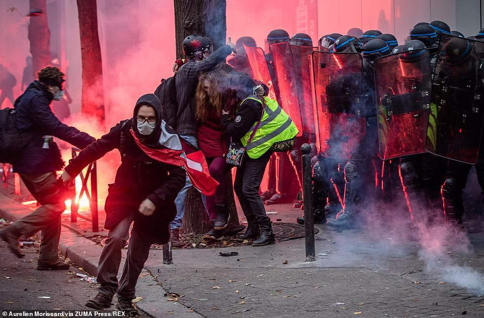 Người biểu tình tại Paris đụng độ với cảnh sát