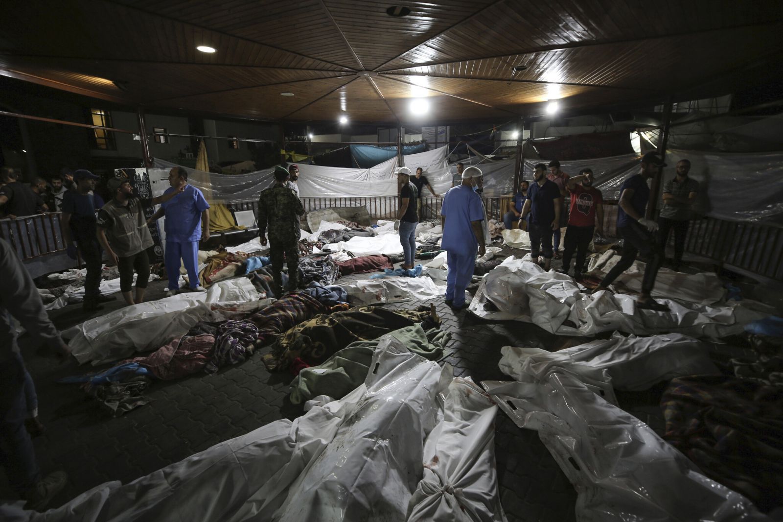 Khung cảnh tang thương tại một bệnh viện ở Gaza sau khi trúng bom (Ảnh: Reuters)