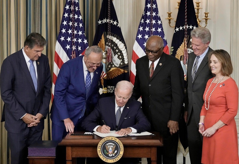 Tổng thống Joe Biden ký thông qua đạo luật IRA