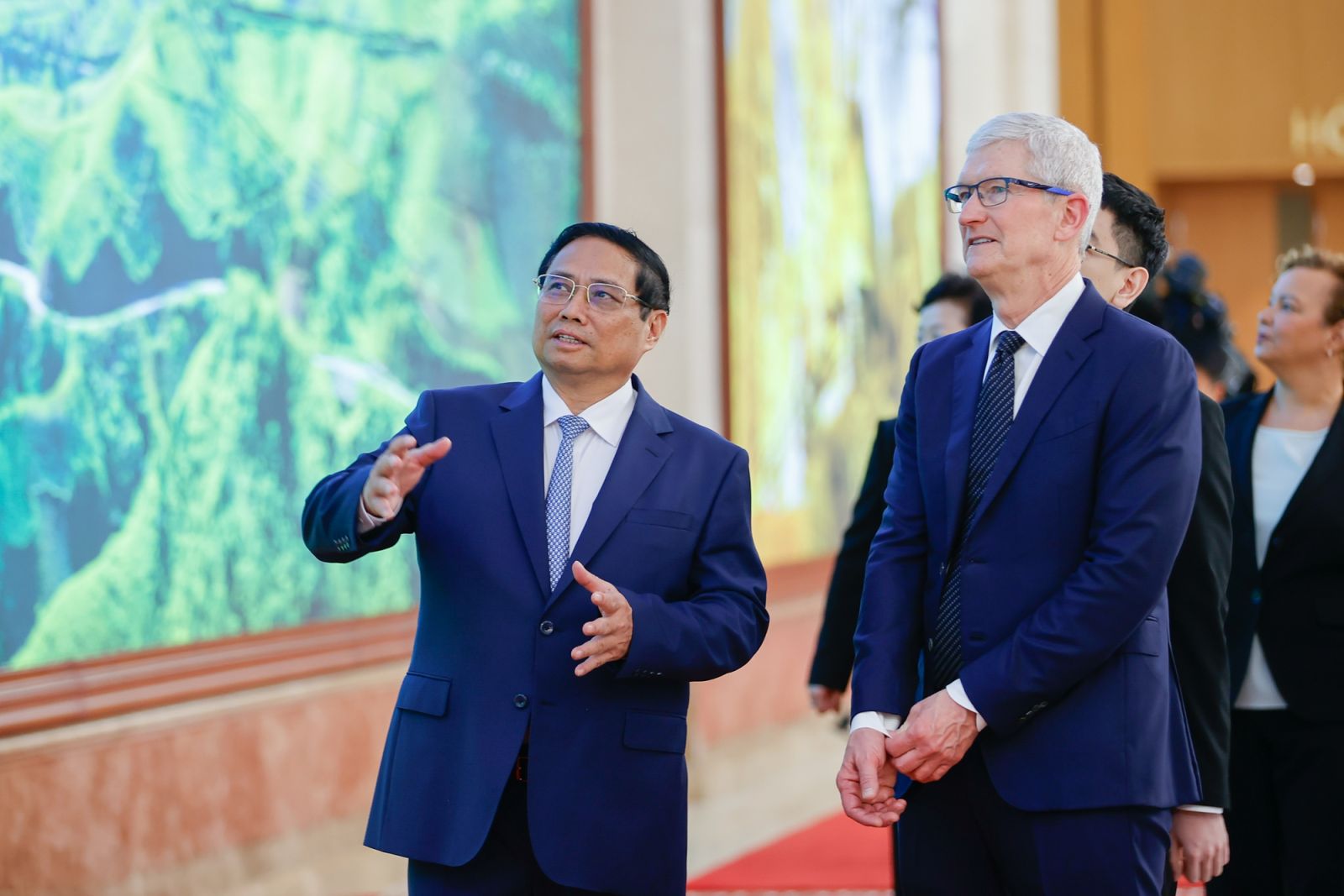Thủ tướng Phạm Minh Chính và CEO Apple Tim Cook tại Hà Nội