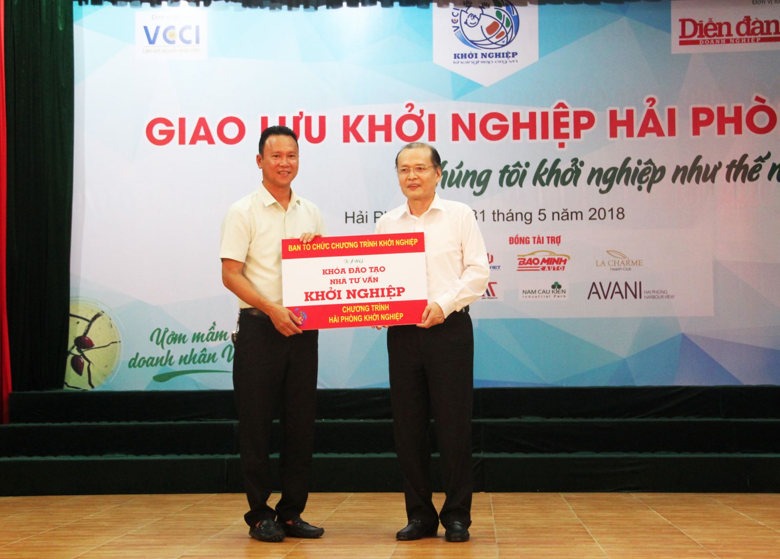 TBT Báo DĐDN Phạm Ngọc Tuấn trao tặng Hội Doanh nghiệp trẻ Hải Phòng Khóa đào tạo nhà tư vấn khởi nghiệp