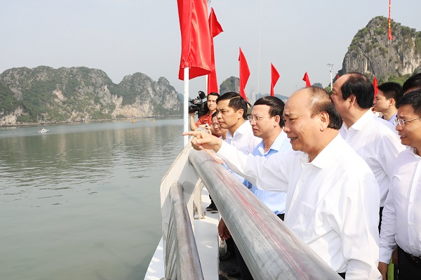 Thủ tướng Chính phủ ngắm Vịnh Hạ Long từ đường Trần Quốc Nghiễn.