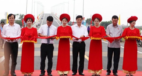 Lãnh đạo Bộ giao thông vận tải cắt băng khánh thành cầu Thịnh Long.