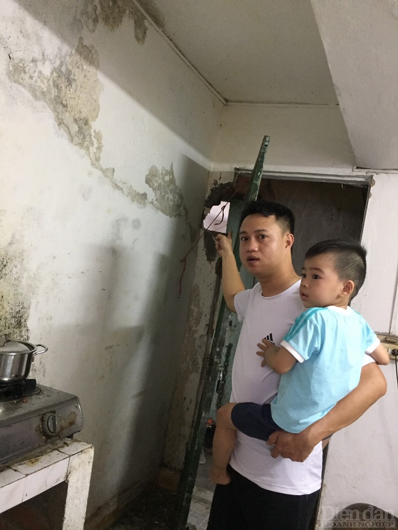 Nhận được tin báo anh Lê Minh Hồng lập tức trở về nhà và thất thần bế con khi may mắn những tấm bê tông đã không đổ vào người con mình khi chơi trong nhà.