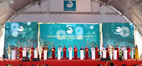 Phó thủ tướng Trương Hòa Bình và lãnh đạo thành phố Hải Phòng nhấn nút khởi công.