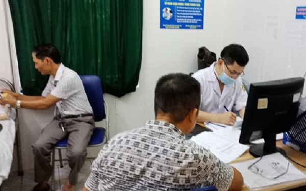 Bác sỹ khám cho bệnh nhân trong sáng nay là bác sỹ được tăng cường hỗ trợ từ bệnh viện giao thông vận tải Vĩnh Phúc.