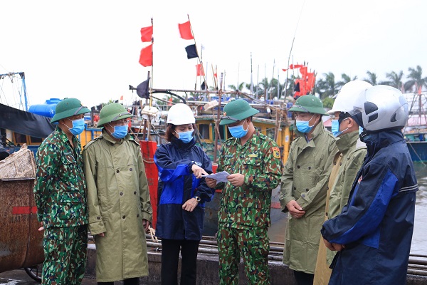 Bí thư Quận ủy Bùi Thị Hồng Vân kiểm tra công tác phòng chống bão tại cảng cá Ngọc Hải