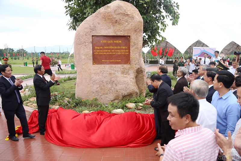 Thủ tướng Nguyễn Xuân Phúc và lãnh đạo thành phố Hải Phòng cùng kéo băng trồng cây lưu niệm