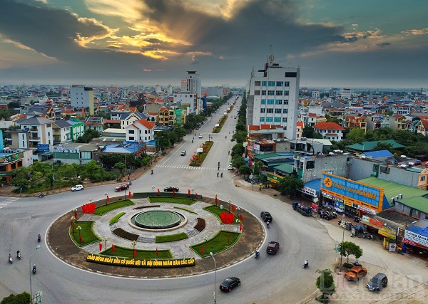 Trung tâm thành phố, nơi cửa ngõ kết nối với các tỉnh bạn như Thái Bình, Hà Nam, Hưng Yên cũng tưng bừng sắc cờ hoa của ngày hội