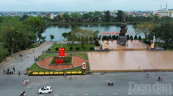 Quảng trường của Tỉnh Nam Định cũng được kết hoa khẩu hiệu hướng đến ngày mà nhân dân mong đợi