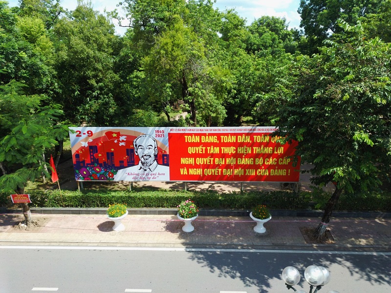 Một khẩu hiệu chào mừng ngày Quốc khánh trên đường Nguyễn Du