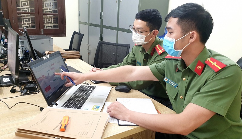 Cán bộ Phòng An ninh mạng và phòng chống tội phạm công nghệ cao - Công an tỉnh Quảng Ninh lập sơ đồ hành vi, thủ đoạn của các đối tượng (ảnh báo QN)