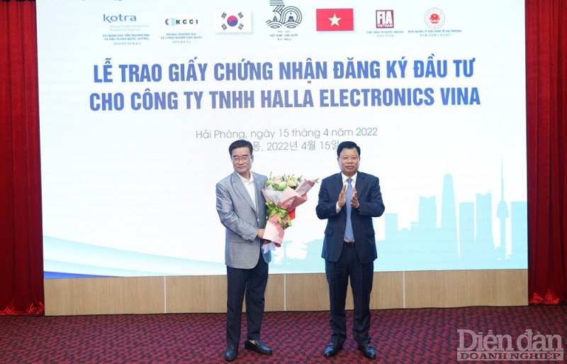 Ông Lê Trung Kiên - Trưởng BQL KKT Hải Phòng trao giấy chứng nhận đầu tư cho Công ty TNHH HALLA ELECTRONICS VINA
