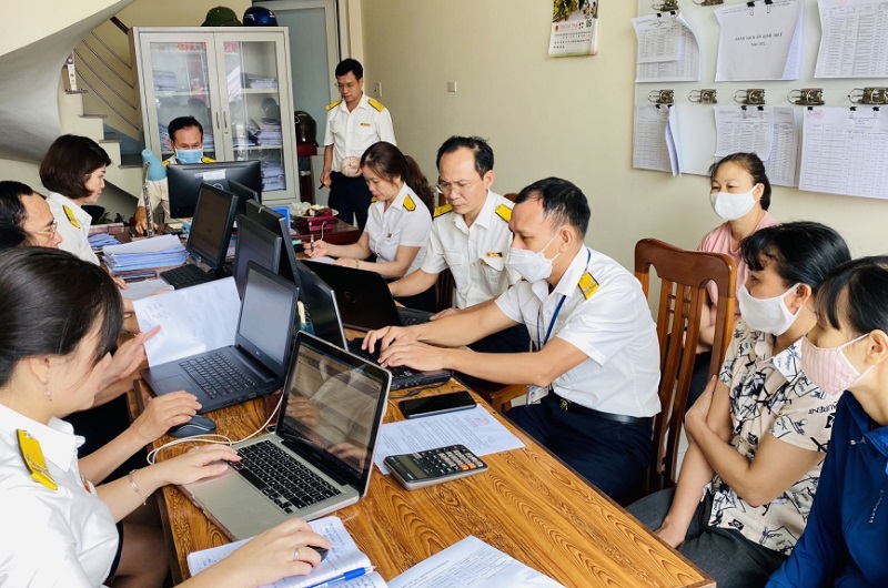 Công chức Cục Thuế và Chi cục Thuế hướng dẫn, hỗ trợ hộ kinh doanh sử dụng hóa đơn điện tử (ảnh báo Quảng Ninh)