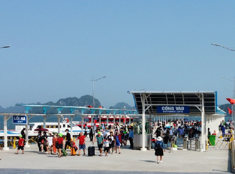 Đã có gần 10 chuyến tàu, với gần 200 hành khách ra, vào các xã đảo huyện Vân Đồn qua Cảng Ao Tiên (ảnh báo Quảng Ninh)