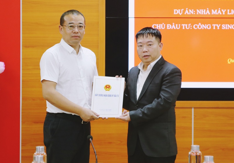 Trưởng ban quản lý KKT Ban Quản lý KKT Quảng Ninh trao giấy chứng nhận đầu tư dự án dự án Nhà máy Lioncore Việt Nam 2 tại KCN Đông Mai