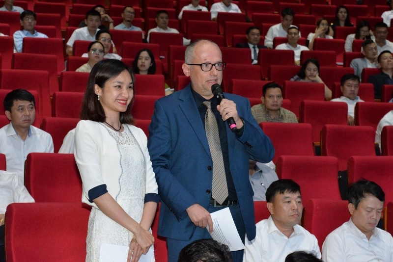 Ông Koen Soenens, Giám đốc Kinh doanh & Marketing Tổ hợp KCN DEEP C nêu ý kiến tại hội nghị gặp mặt doanh nghiệp lần thứ nhất năm 2023 của tỉnh Quảng Ninh