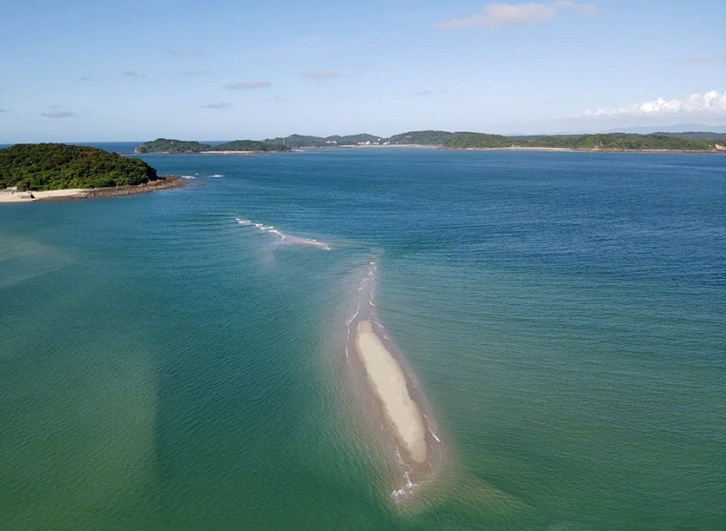 Doi cát nổi giữa biển Cô Tô xanh biếc, tạo nên nét đẹp khác biệt ở vùng đất này (ảnh báo Quảng Ninh)