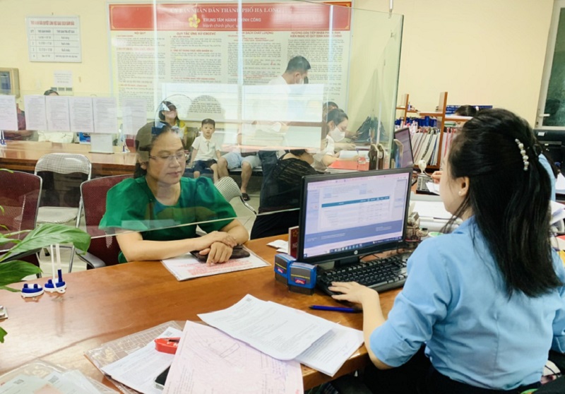 Công dân thực hiện thủ tục đăng ký biến động quyền sử dụng đất tại Trung tâm Hành chính công TP Hạ Long (ảnh báo Quảng Ninh)
