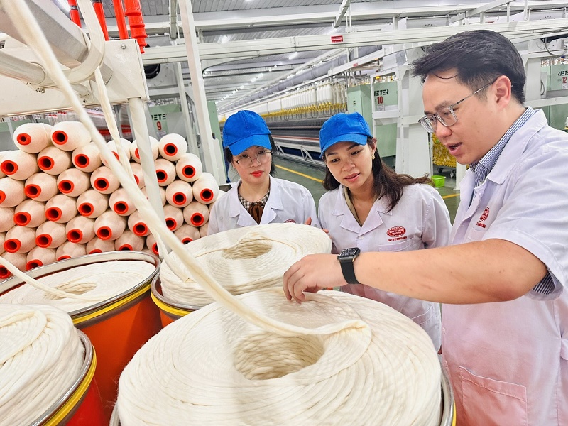 Sản xuất tại Công ty TNHH Dệt sợi Hương Sen Comfort