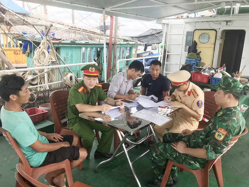 Các lực lượng chức năng của huyện Hải Hà tiến hành lập biên bản các chủ tàu cá khai thác thủy sản trái phép (Ảnh: Báo Quảng Ninh)