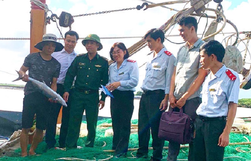 Lực lượng chức năng luôn bám tàu tuyên truyền, vận động ngư dân chấp hành các quy định của pháp luật trong việc chống khai thác IUU, góp phần tháo gỡ “thẻ vàng” của EC đối với thủy sản Việt Nam (Ảnh: Báo Nam Định)