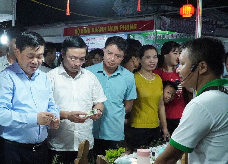 Các đại biểu tham quan gian hàng bày bán sản phẩm hàng Việt